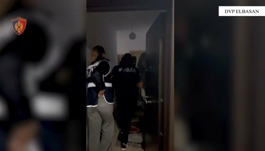 Policia ‘mësynë’ në apartamentin e monitoruar prej javësh, arrestohen në Elbasan 3 të reja për prostitucion 3 policia mesyne ne apartamentin e monitoruar prej javesh arrestohen ne elbasan 3 te reja per prostitucion 696370652d8c2
