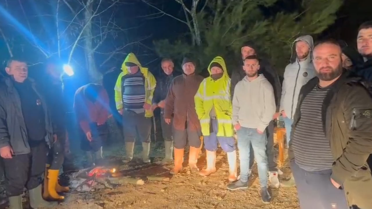 Prej katër ditësh nën pushtetin e ujit, banorët e Thumanës apel për ndihmë: Po e kalojmë natën jashtë, nuk kemi as ushqime 1 prej kater ditesh nen pushtetin e ujit banoret e thumanes apel per ndihme po e kalojme naten jashte nuk kemi as ushqime 69617623737c3