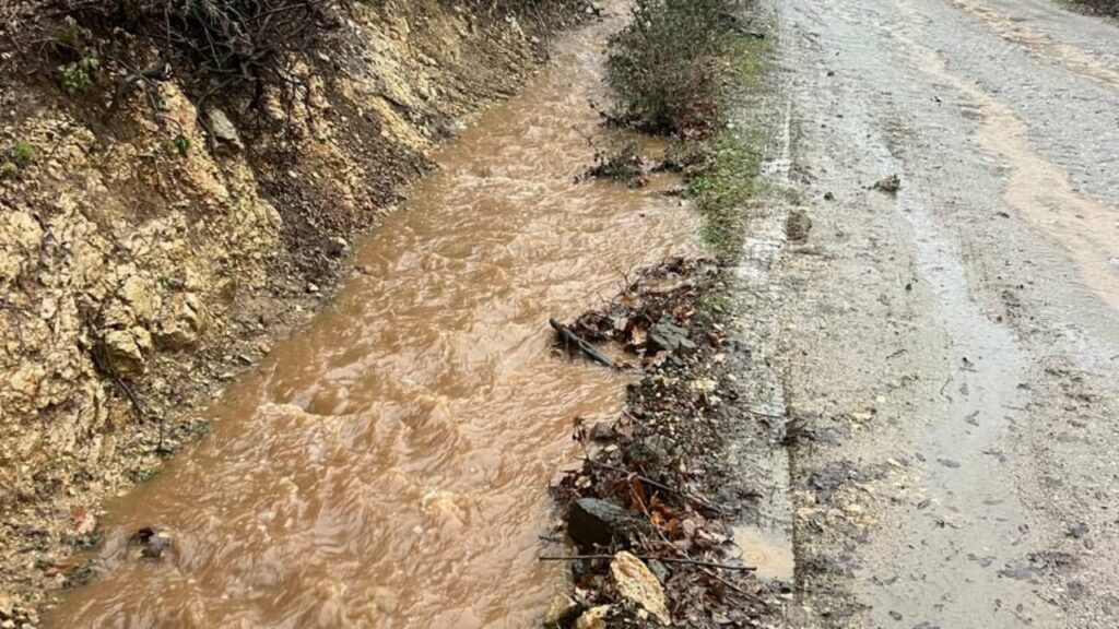Probleme nga reshjet e shiut edhe në Has, dëmtohen pjesë të trasesë në rrugët e fshatrave 3 probleme nga reshjet e shiut edhe ne has demtohen pjese te trasese ne rruget e fshatrave 695d11248084b