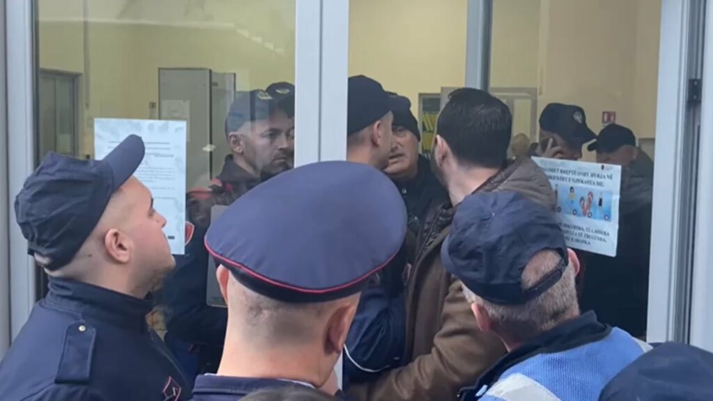 Protesta e 24 janarit, vendoset masa ‘detyrim paraqitje’ për të arrestuarit. Tensione jashtë gjykatës 3 protesta e 24 janarit vendoset masa detyrim paraqitje per te arrestuarit tensione jashte gjykates 6978dccab2f23