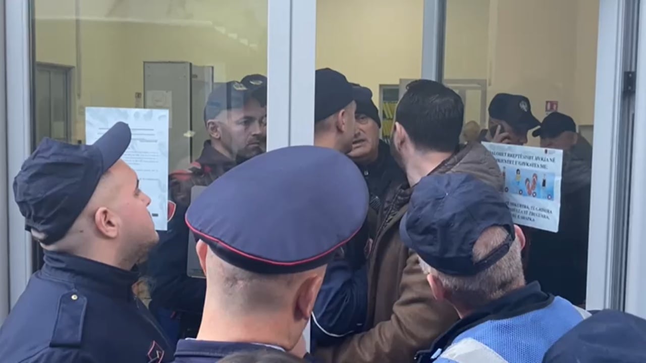protesta e 24 janarit vendoset masa detyrim paraqitje per te arrestuarit tensione jashte gjykates 6978dccab2f23
