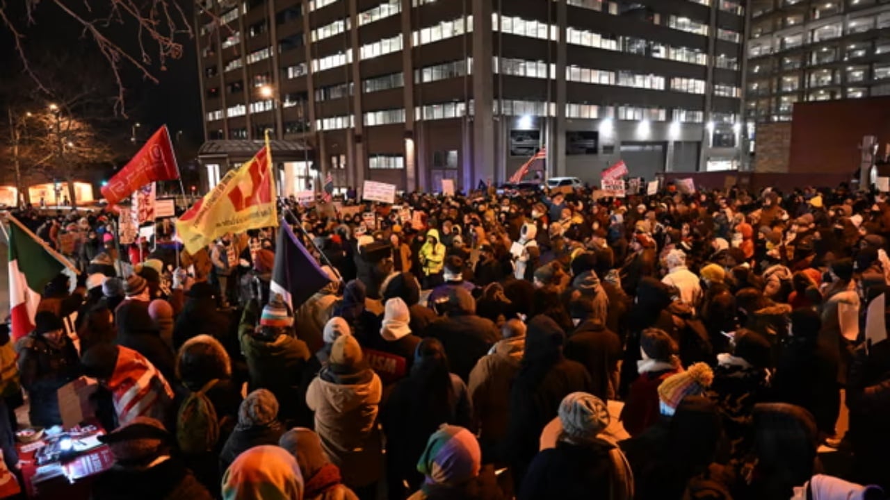 Protesta masive në SHBA pas vrasjes së Alex Pretti-it, përplasje të forta me Agjencinë e Emigracionit dhe Doganave 1 protesta masive ne shba pas vrasjes se alex pretti it perplasje te forta me agjencine e emigracionit dhe doganave 6976580625ae9