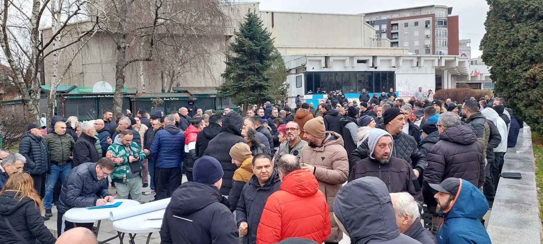 Protesta nga e hëna para Drejtorisë Tatimore (DAP) Kumanovë, për shkak të taksës retroaktive 1 protesta nga e hena para drejtorise tatimore dap kumanove per shkak te takses retroaktive 696112de692e9