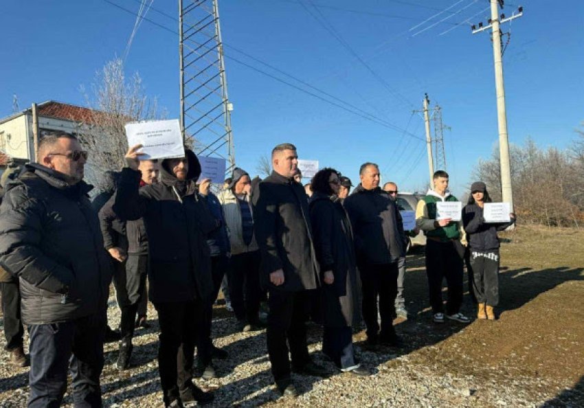 protesta per rryme ne koliq banoret pajisjet po digjen kerkojme rrjet te ri e trafo te fuqishme 696d06966d027