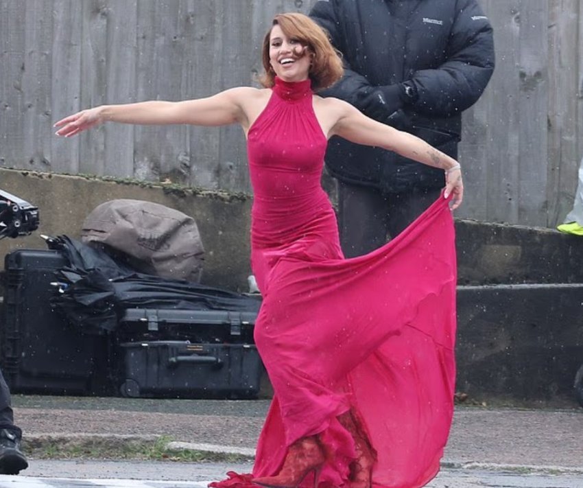 Raye shkëlqen në Londër: Vallëzon në dëborë me fustan rozë gjatë xhirimeve të videoklipit të ri 1 raye shkelqen ne londer vallezon ne debore me fustan roze gjate xhirimeve te videoklipit te ri 696146519a53d