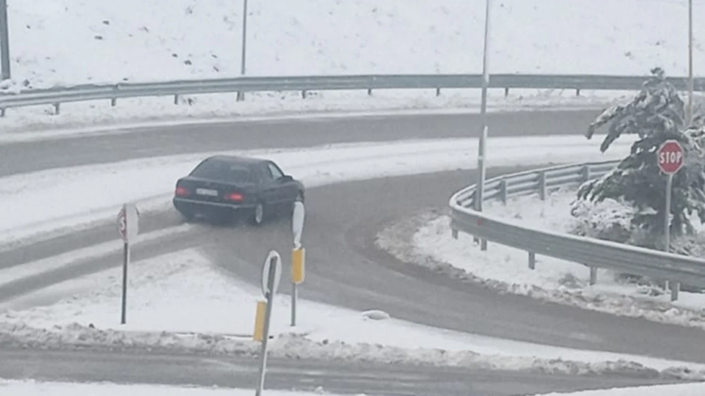 Reshje dëbore në zonat malore të qarkut të Elbasanit 3 reshje debore ne zonat malore te qarkut te elbasanit 695f81330aba3