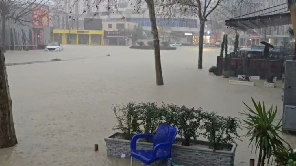 reshjet e dendura te shiut bllokojne qarkullimin ne rrugen tirane durres 695cde3a6aa87