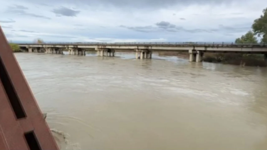 reshjet e dendura te shiut ne vend rritet ndjeshem niveli i lumit vjose 695d486819cfe