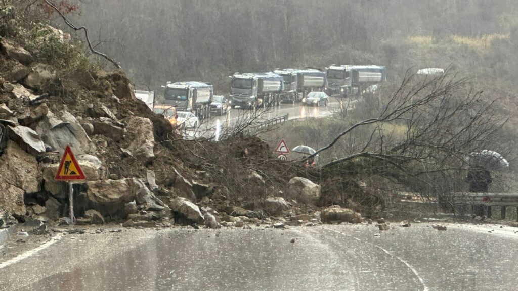 reshjet e shiut ne vend bllokohet aksi gjirokaster tepelene 695e67d4ab3d3