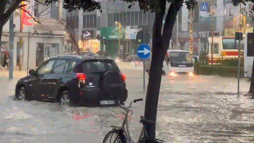 reshjet e shiut rruget e durresit pushtohen nga uji 695cc1f429622