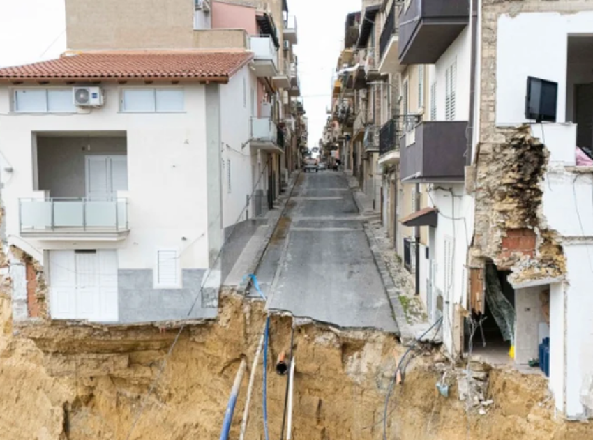 Rrëshqitja e dheut në Siçili/ Shpërbërja e rrugëve ka shkaktuar mbi 1.000 banorë të evakuohen 2 rreshqitja e dheut ne sicili shperberja e rrugeve ka shkaktuar mbi 1 000 banore te evakuohen 697bb1caf0c35