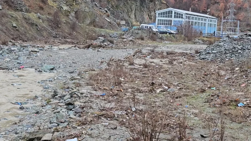 rreshqitja e dheut u ka bllokuar rrugen4 familje te izoluar prej 11 ditesh ne kukes 6969f0f41e699