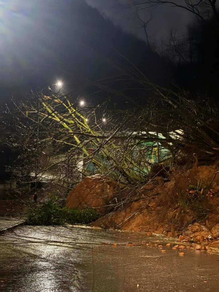 rreshqitje e dheut ne rrugen drejt banjes komuna e tetoves apelon per kujdes 695ec43d5a092