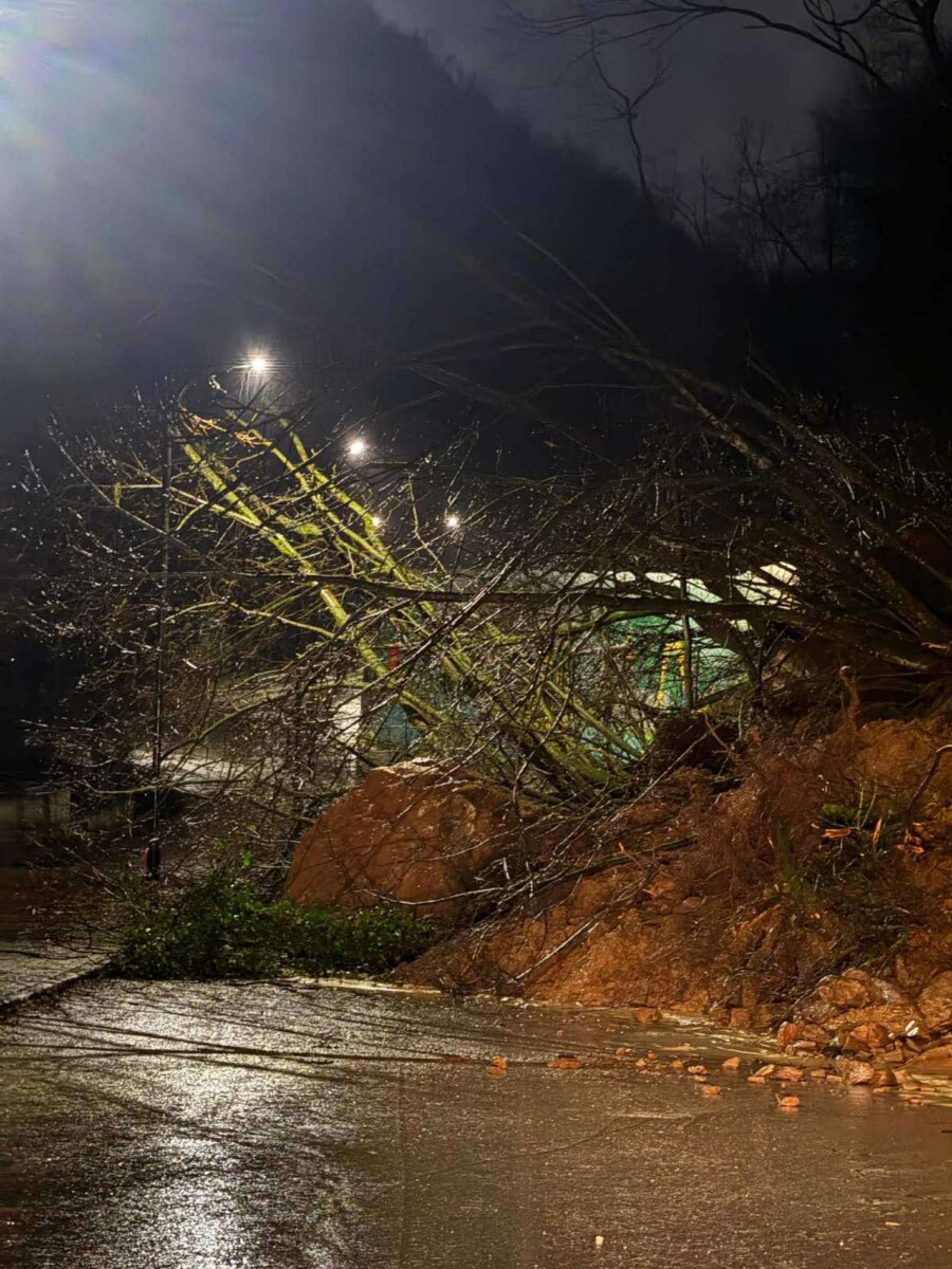 Rrëshqitje e dheut në rrugën drejt Banjës, komuna e Tetovës apelon për kujdes 1 rreshqitje e dheut ne rrugen drejt banjes komuna e tetoves apelon per kujdes 695ec43d5a092