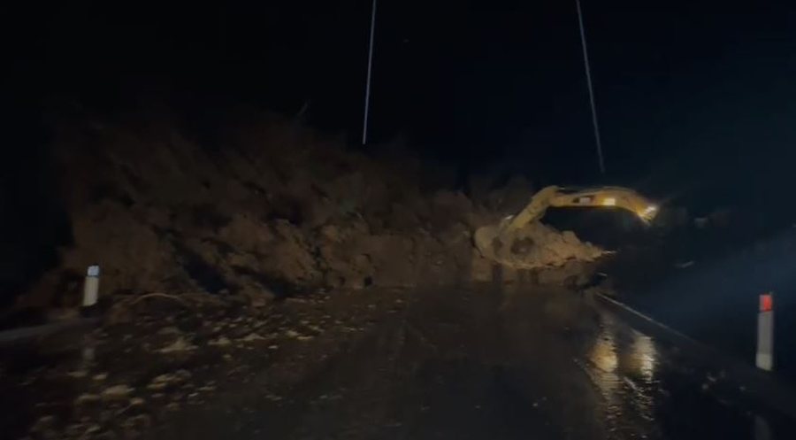 Rrëshqitje masive e dherave në aksin Qukës-Qafë Plloçë, bllokohet qarkullimi 3 rreshqitje masive e dherave ne aksin qukes qafe plloce bllokohet qarkullimi 695ebc3526dba