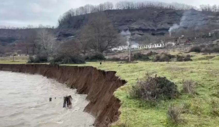 Rrëshqitje toke në Rrëshen, vërshimi i lumenjve ka shkaktuar dëme, në disa zona uji po pushton edhe tokat 3 rreshqitje toke ne rreshen vershimi i lumenjve ka shkaktuar deme ne disa zona uji po pushton edhe tokat 696239f4cf70b