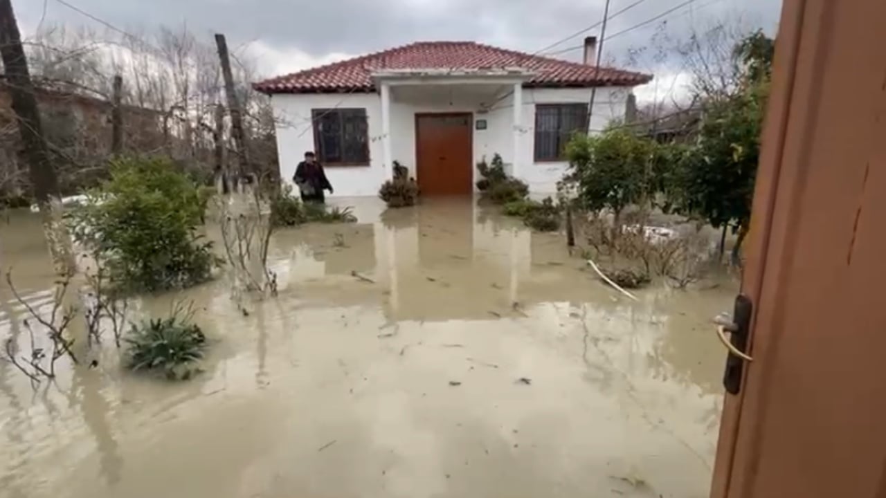 Rrezikohen banesat, jepet urdhër evakuimi në Sukth dhe Katund i ri në Durrës 1 rrezikohen banesat jepet urdher evakuimi ne sukth dhe katund i ri ne durres 695f98306947b