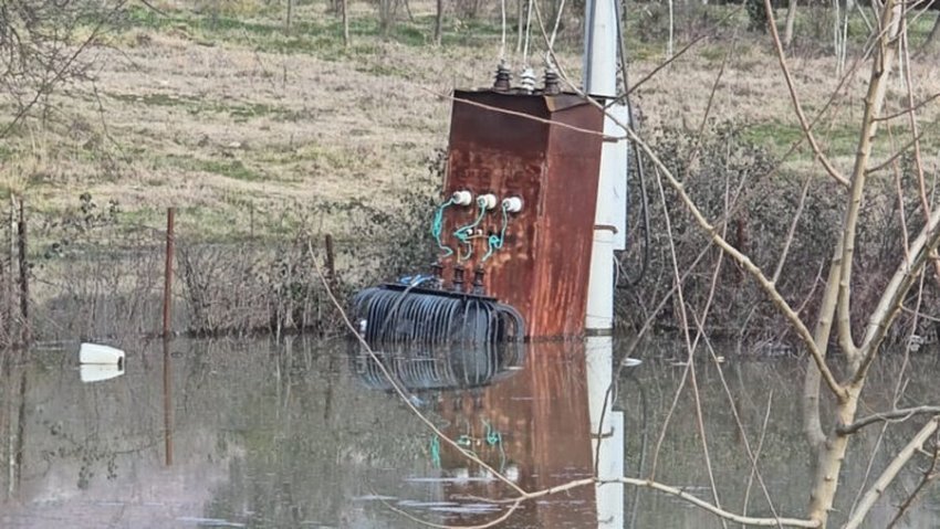 Rritet niveli i ujit në liqenin e Ulzës, përmbytet kabina elektrike në Urakë 3 rritet niveli i ujit ne liqenin e ulzes permbytet kabina elektrike ne urake 6968ed9476653
