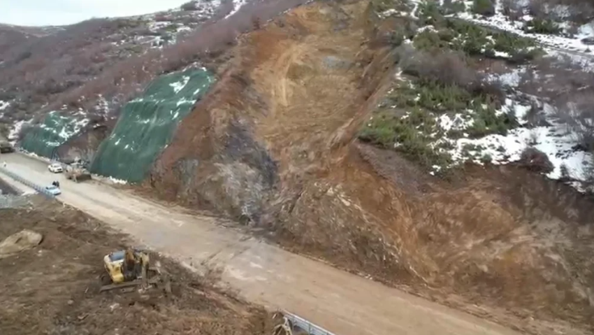 rruga u bllokua nga masivi shkembor hapet pjeserisht aksi qukes qafe plloce 696cfe3539dec