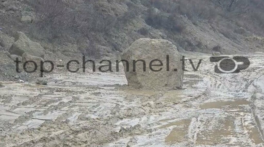 shembje shkembinjsh e dherash bllokojne aksin burrel rreshen qarkullimi i mjeteve kalon ne nje sens 695e9b07701b6