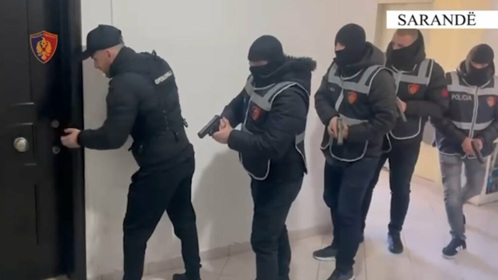 “Shtëpia e barit” në Sarandë/ “Policia”, momenti kur efektivët mësyjnë në apartamentin me qindra bimë kanabis 3 shtepia e barit ne sarande policia momenti kur efektivet mesyjne ne apartamentin me qindra bime kanabis 6964c1e3c2f36