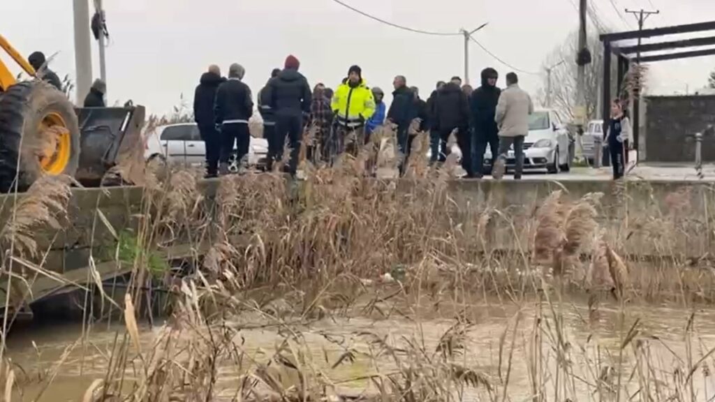 Situata problematike në Kurbin, rritet niveli i ujit në fshatin Adriatik 3 situata problematike ne kurbin rritet niveli i ujit ne fshatin adriatik 6960e98bb33e0