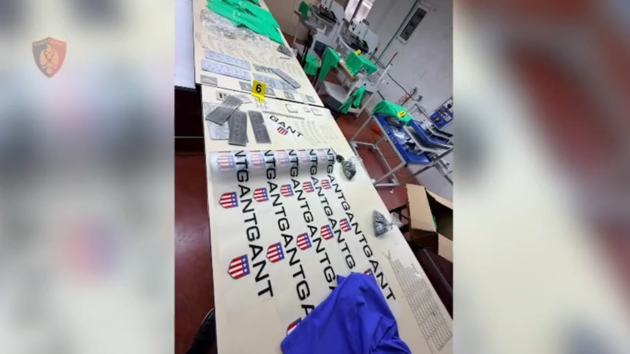 Stamponin veshje të kontrabanduara me logo false, arrestohet 46-vjeçari turk në Kamëz, një tjetër shpallet në kërkim 1 stamponin veshje te kontrabanduara me logo false arrestohet 46 vjecari turk ne kamez nje tjeter shpallet ne kerkim 69623b046b375