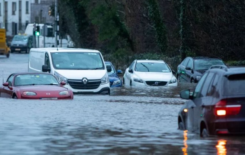 Stuhia Chandra përmbyt Irlandën, njerëzit bllokohen nga uji, ndërpritet energjia elektrike 3 stuhia chandra permbyt irlanden njerezit bllokohen nga uji nderpritet energjia elektrike 6978f962a18da