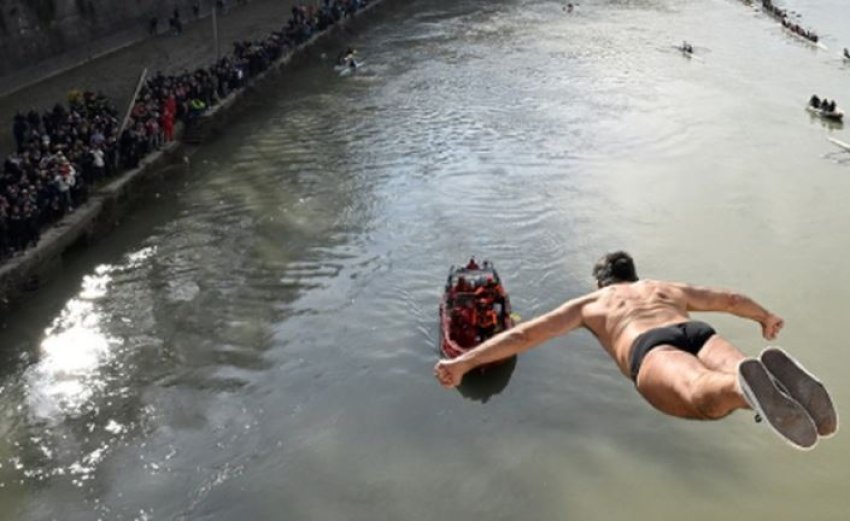 tradita 80 vjecare e zhytjes ne lumin tiber italianet i bashkohen hedhjes nga ura romake 6956b280b8005