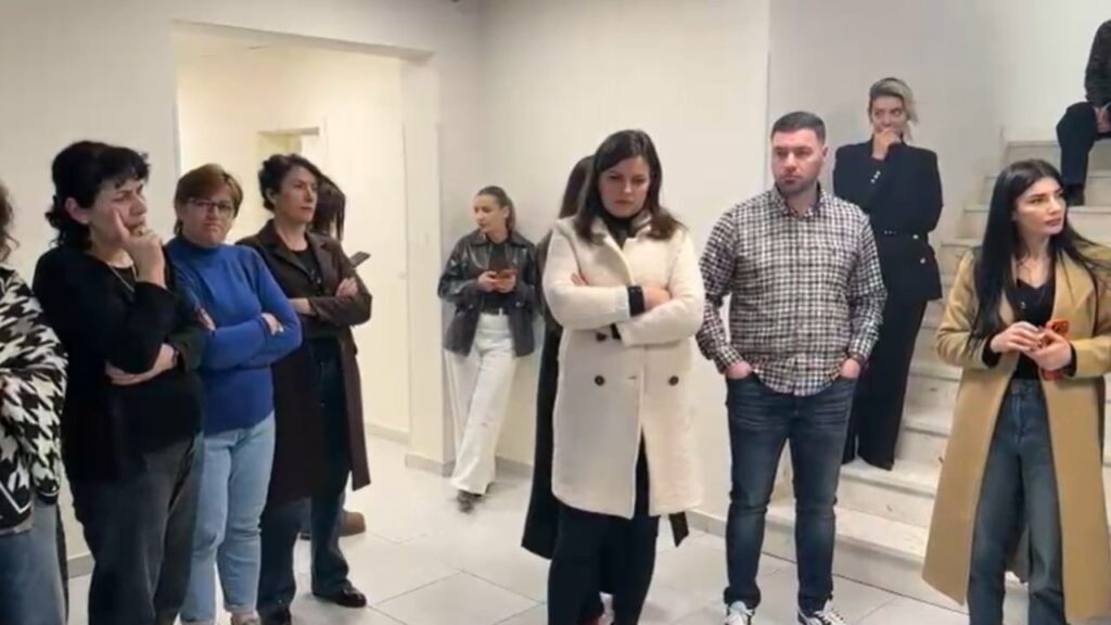 Transferimi i Kadastrës së Vlorës në Tiranë, punonjësit nuk largohen nga godina, kërkojnë mbështetje nga drejtuesi politik dhe deputetët 3 transferimi i kadastres se vlores ne tirane punonjesit nuk largohen nga godina kerkojne mbeshtetje nga drejtuesi politik dhe deputetet 69788866b2040