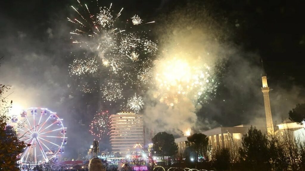 troket 2026 spektakel fishekzjarresh ne cdo qytet ne vendin tone top channel ju uron gezuar vitin e ri 6955b4c41fc22