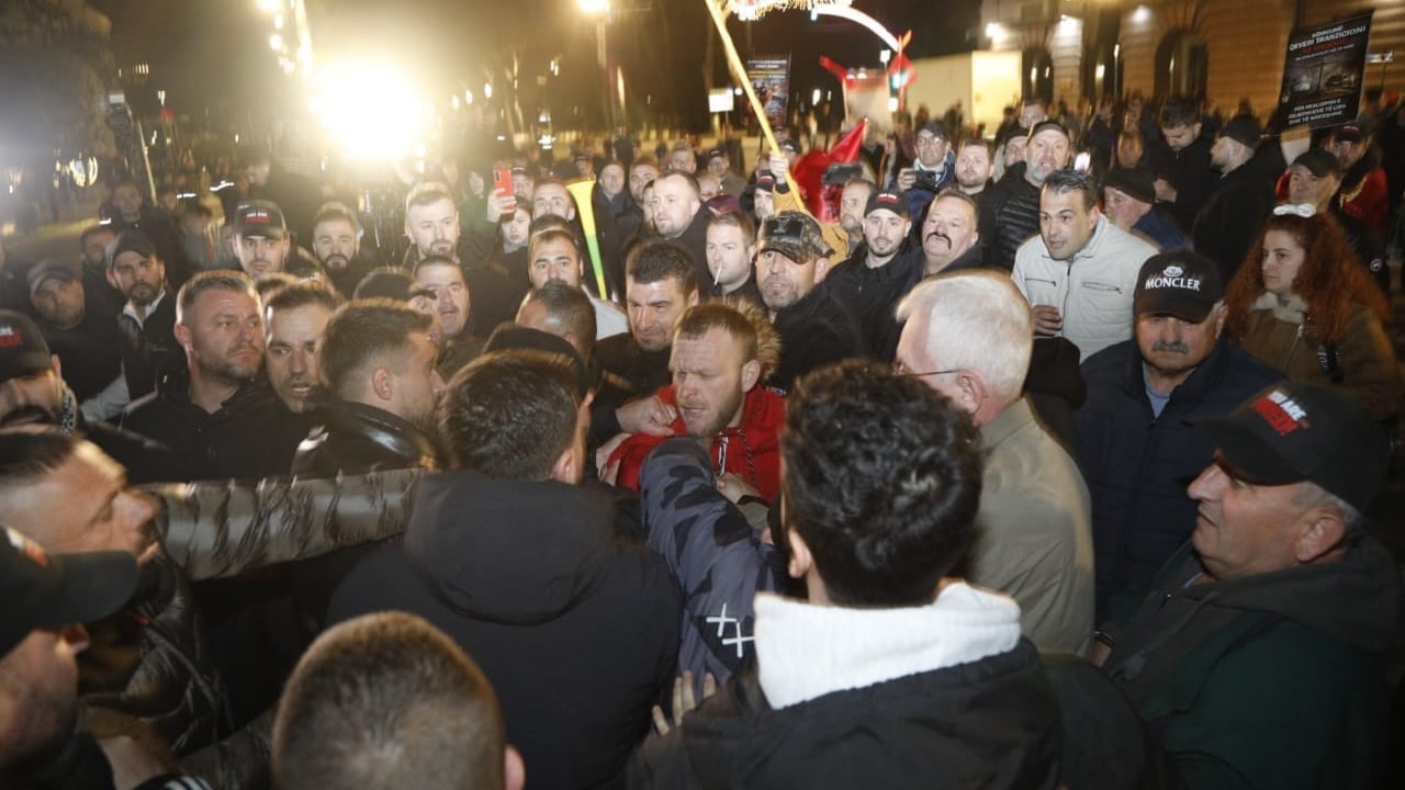 tubimi i shqiperia behet perpara kryeministrise tensione mes protestuesve dhe policise 696be603d08d9