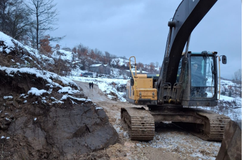 U bllokua si pasojë e reshjeve të dëborës, Rruga e Dardhasit rikthehet në qarkullim pas tre ditësh 3 u bllokua si pasoje e reshjeve te debores rruga e dardhasit rikthehet ne qarkullim pas tre ditesh 69613cd46affe