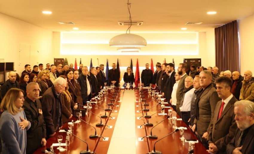 u mbajt tryeze kushtuar heronjve te flakes se janarit 696bd12f3c8e8