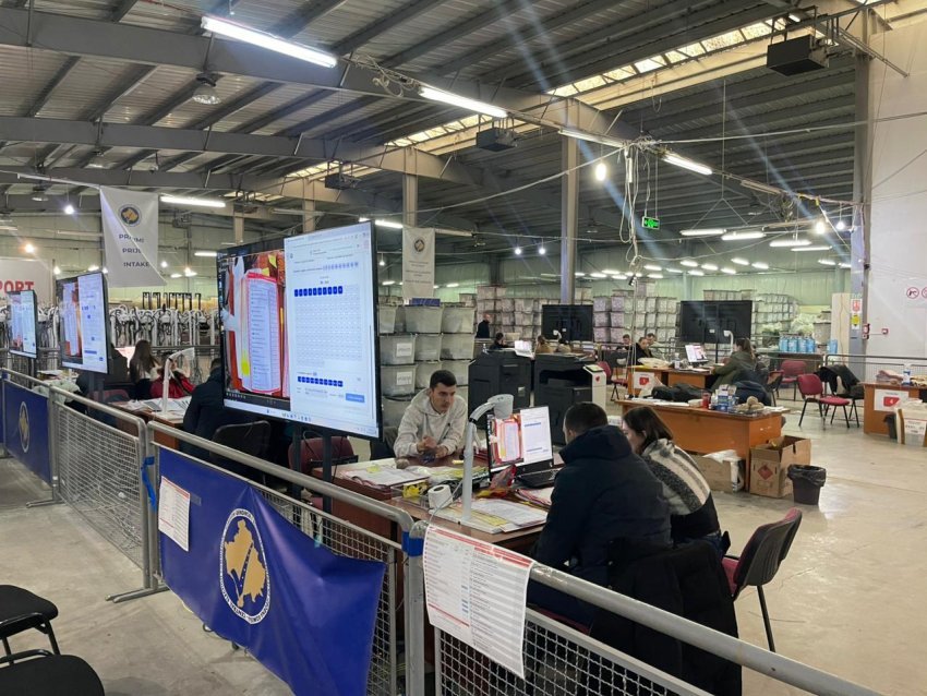 vazhdon numerimi i votave me poste kush nga kandidatet po kryeson me vota 695a1a308fb53