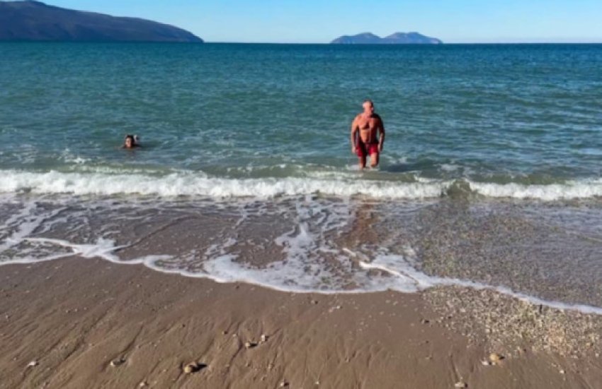 vella e moter sfidojne temperaturat e uleta lahen ne det kete nje janar 6956ccf4bfba4