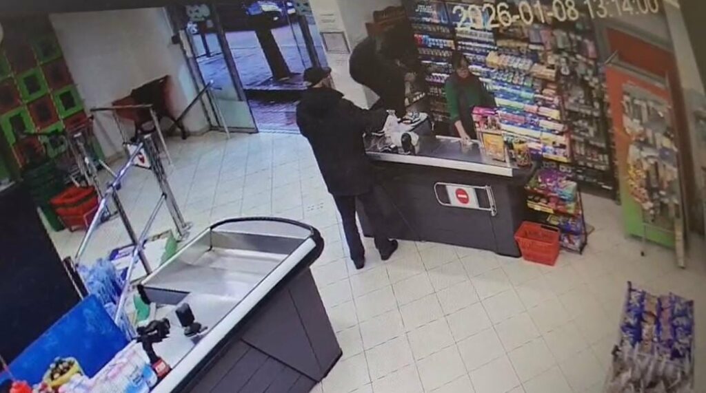 Video/ Kërcënohet dhe lëndohet me thikë punonjësja e një marketi në Tiranë, një person i vjedh një shumë parash 4 video kercenohet dhe lendohet me thike punonjesja e nje marketi ne tirane nje person i vjedh nje shume parash 695fd0437d317