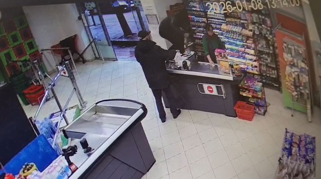 video kercenohet dhe lendohet me thike punonjesja e nje marketi ne tirane nje person i vjedh nje shume parash 695fd0437d317