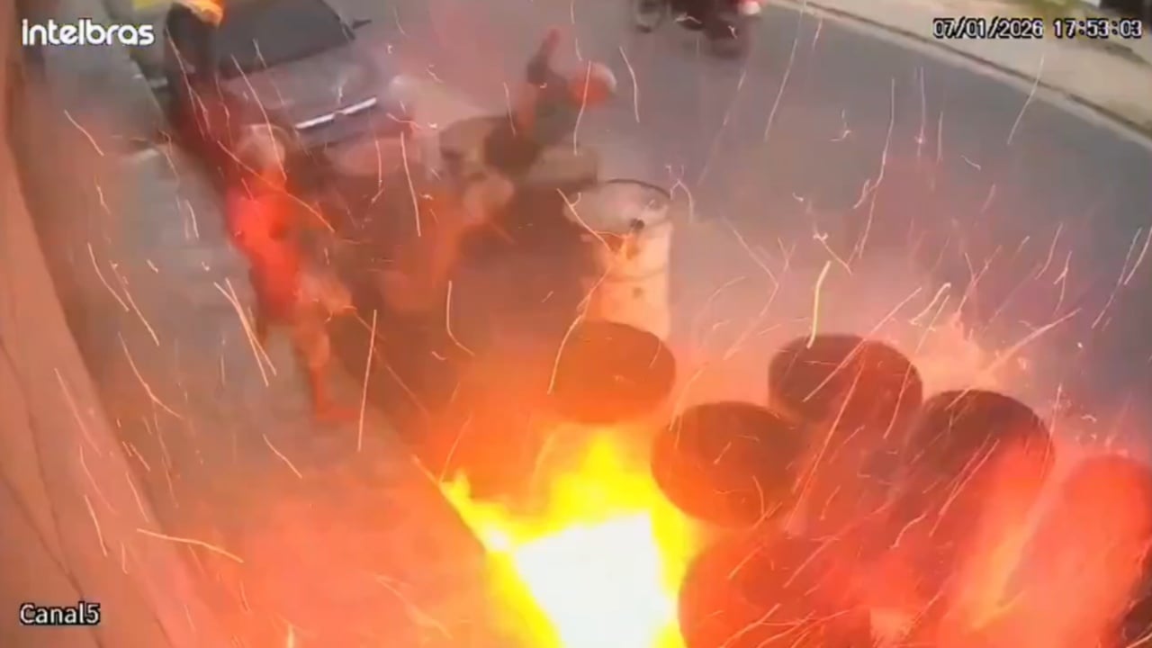 Video  Pamje tronditëse  Po luanin me çakmak pranë fuçive të naftës  dy të rinjtë filmohen kur hidhen në erë