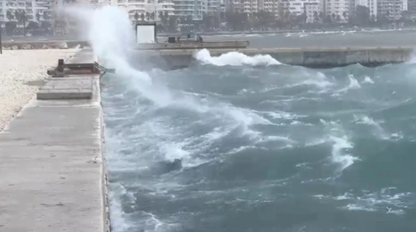 vijon pezullimi i lundrimit ne detin e vlores nuk lejohen udhetimet drejt italise dallget arrijne deri ne 7 balle 695cf3f4dec05