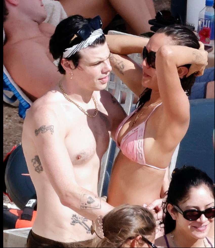 yungblud shfaqet shume i afert me jesse jo stark ne plazhet e st barts pas ribashkimit te tyre 695d35b13f7e0