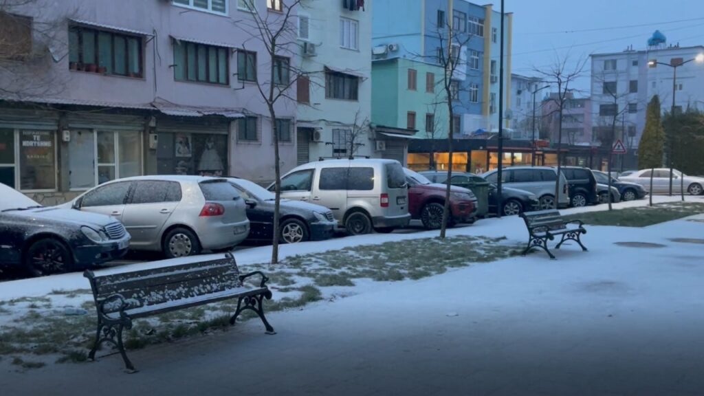 zbardhet kukesi qyteti perfshihet nga reshje te dendura te debores ulje temperaturash ne te gjithe qarkun 697083441e444