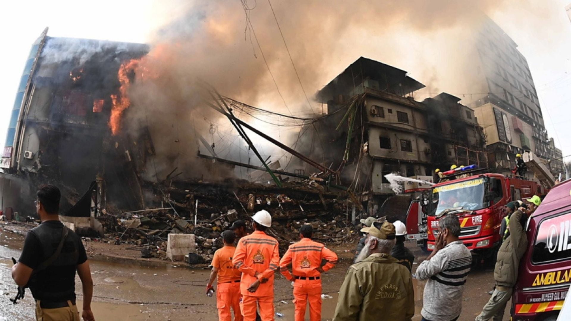 zjarr masiv ne nje qender tregtare ne pakistan 6 viktima dhe 20 te plagosur dhjetera zjarrfikese ne terren per te shuar flaket 696d1d8960247