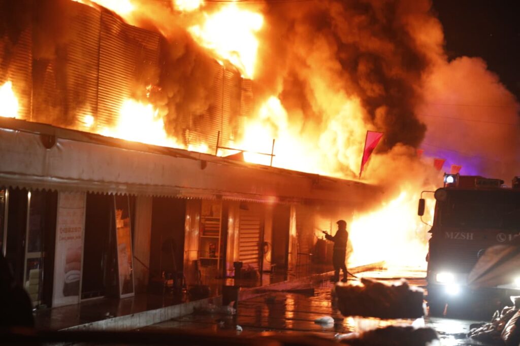 Zjarri masiv në kryeqytet tek ish- uzina Dinamo, ende ka riaktivizime vatrash 2 zjarri masiv ne kryeqytet tek ish uzina dinamo ende ka riaktivizime vatrash 6960b14385036