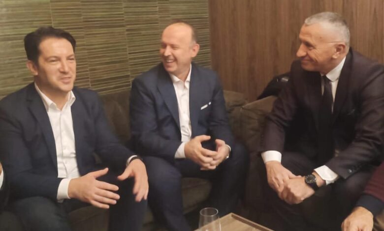 zv kryeministri i pare bekim sali dhe kryeparlamentari afrim gashi takohen me deputetin shaip kamberi 695ab437816fb