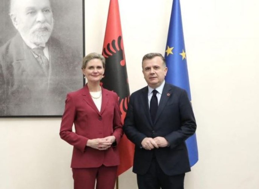 balla takon vanhorn mbeshtesim vizionin e trump per rritjen e shpenzimeve ne fushen e mbrojtjes 699648d5dd712