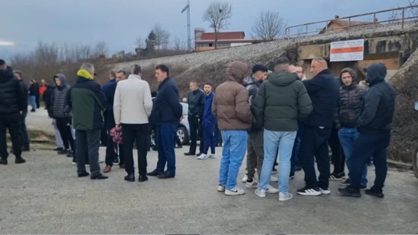 banore nga disa fshatra te kercoves protestuan kunder ndertimit te nje deponie te perkohshme 69924a005f4e2