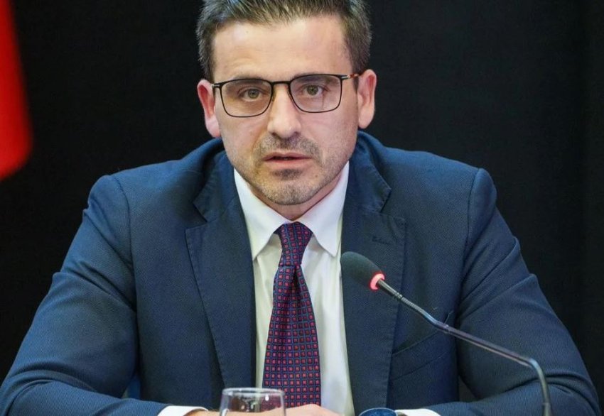 bllokimi i aksit librazhd prrenjas drejtori i doganave sqaron si do te levizin kamionet per hyrjet nga maqedonia e veriut do te 699df994611c7