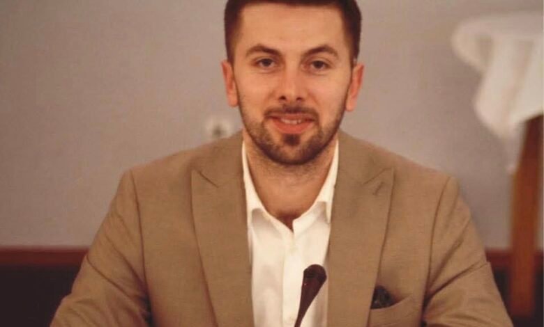 Elezi i përgjigjet Ademit  E kemi ditur se je politikan i dobët  ama edhe lexues i dobët qenke