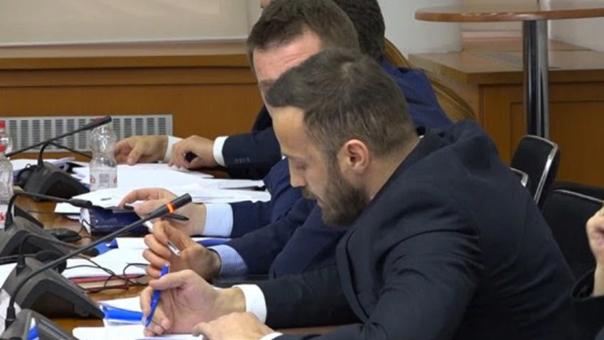 Geci sqaron pse votoi kundër mbështetjes financiare për ish-krerët e UÇK-së në Hagë 1 geci sqaron pse votoi kunder mbeshtetjes financiare per ish kreret e uck se ne hage 69979a705e18b